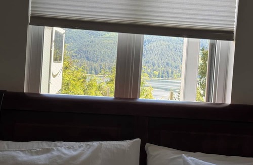 Sechelt House | 5 minute to the golf cours and lighthouse Pub. Downtown