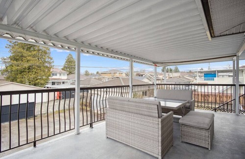 Killarney House | Large Multi-Family Retreat with 2 Car Garage