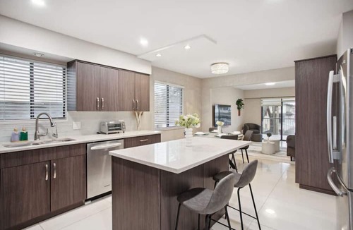 Killarney House | Large Multi-Family Retreat with 2 Car Garage