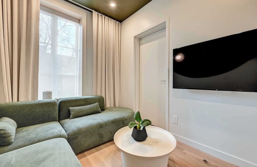 Plateau Mont Royal Apartment | Rare 4-Bed, 4 Private Ensuites, Full Kitchen in Trendy Montreal Neighbourhood