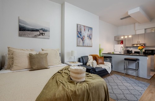 Downtown Montreal Apartment | Downtown Retreat, 4-min Walk to Metro