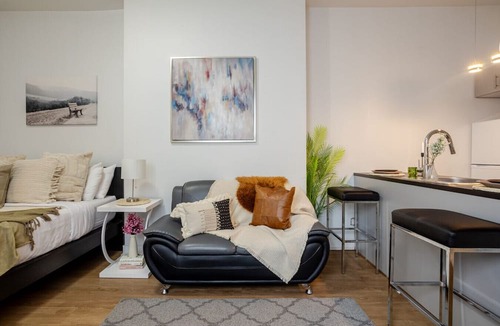 Downtown Montreal Apartment | Downtown Retreat, 4-min Walk to Metro