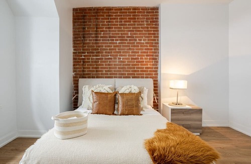 Downtown Montreal Apartment | Central 2BDR Condo on Bishop-Vibe Central MTL