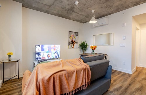 Shaughnessy Village Apartment | Trendy 1BDR Apartment in the Heart of DT MTL