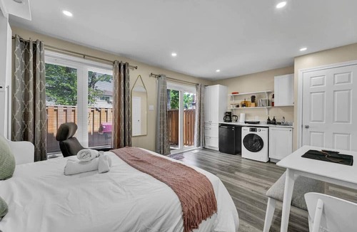 The Peanut Apartment | Stylish & Pvt. 1 BR & Bath Apt w/Free Parking