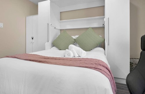 The Peanut Apartment | Stylish & Pvt. 1 BR & Bath Apt w/Free Parking