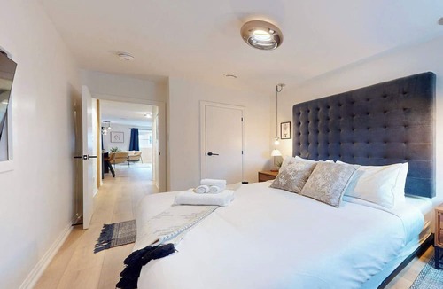 Leslieville Hotel | Casa Hotels: Elegant 2BR Suite in Leslieville