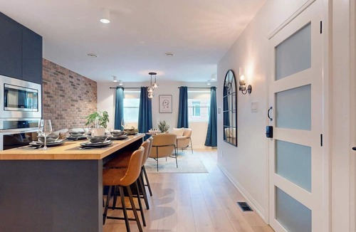 Leslieville Hotel | Casa Hotels: Elegant 2BR Suite in Leslieville
