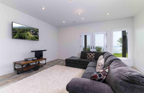 Petite-Riviere-Saint-Francois Ski Chalet | Panoramique 57: Stunning Views & Spacious Comfort