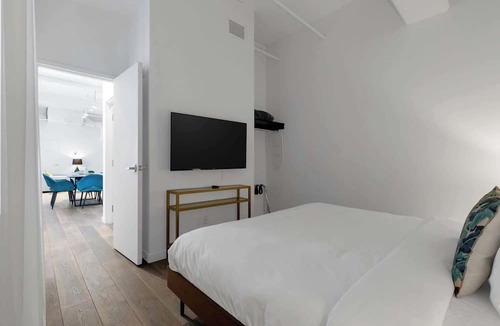 Downtown Montreal Apartment | Modern One-Bedroom|Downtown Steps from Centre Bell