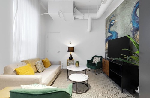 Downtown Montreal Apartment | Modern One-Bedroom|Downtown Steps from Centre Bell