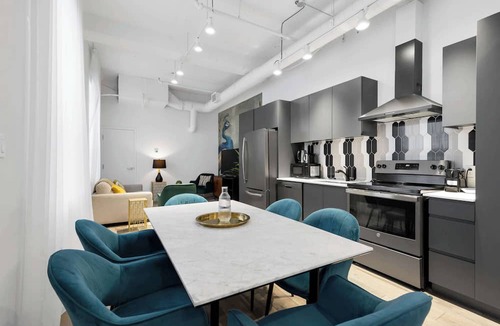 Downtown Montreal Apartment | Modern One-Bedroom|Downtown Steps from Centre Bell