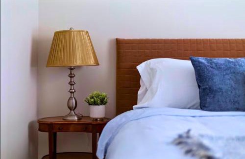 Leslieville Hotel | Casa Queen Hotel - Leslieville Beach Suite w Private Patio & BBQ