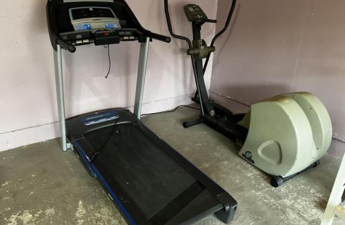 Ajax House | King Bed, Home Gym, 4 TVs, Near Recreational Parks, Tennis Court, Shops