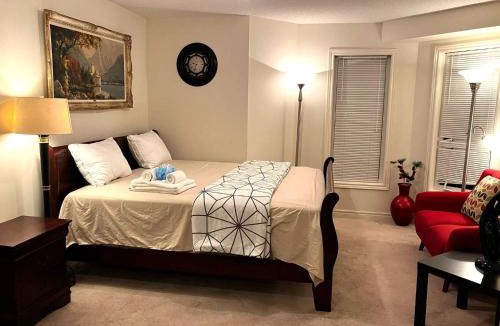 Ajax House | 4 TVs, King Bed, Across Recreational Park, Tennis Court, Near Commercial Shops