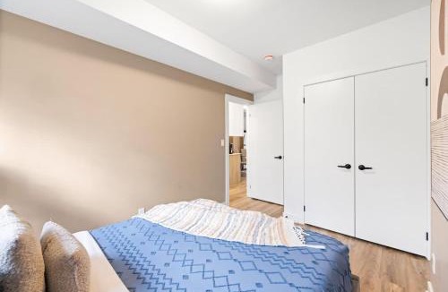 Junction Triangle Apartment | Stylish 3BR Retreat in Toronto Bloordale