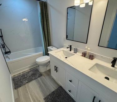 Rosemount Villa | Stylish New Home Near Downtown & Highway