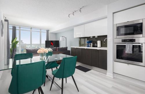 Bathurst Quay Apartment | City Views & Free Parking Stylish 2BR Downtown