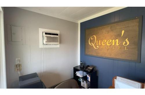 Harwich Hotel | Queen's Motel Blenheim Near Lake Erie ON