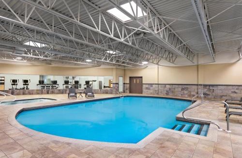 Pointe Claire Hotel | Doubletree By Hilton Pointe Claire Montreal Airport West