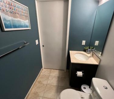 Toronto Entertainment District Apartment | Chic 2 Bedroom 2 Bathroom Panoramic CN Tower Views Condo With Free Parking