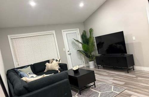 Windsor House | Luxury Home close to Windsor Airport and Detroit border, sleeps 11 guest