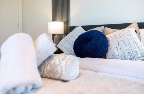 Kitchener Apartment | Stylish Open Concept Suite in Central KW