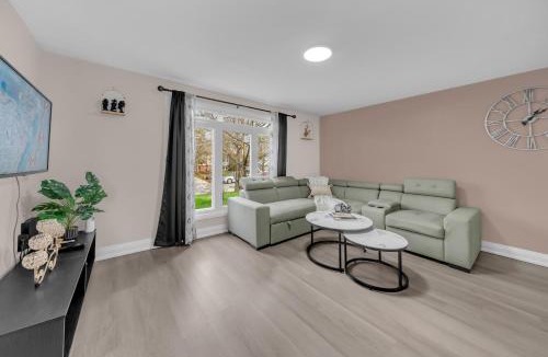 Thorold House | Poolside Paradise minutes away from the Falls
