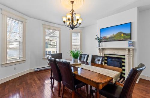 Waterford Valley House | Victorian 4BR 25BA 2Parking Near Parks & DT