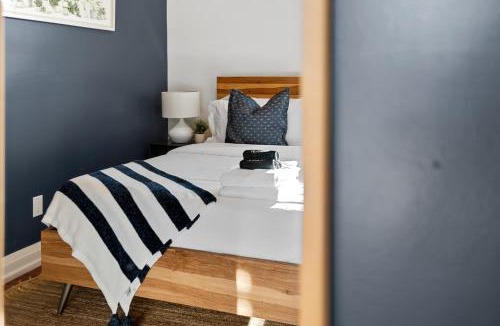 Lawrence Park South Hotel | Spacious 3BR3BA Retreat with Outdoor Space Sleeps 10, Steps from Subway
