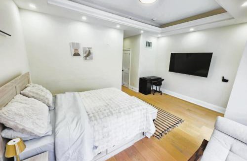 Woodbine Gardens House | Luxury House with Open Living Space