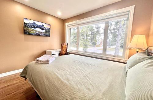 Newtonbrook House | Renovated Rooms 10-min to Finch Subway Near Yonge St