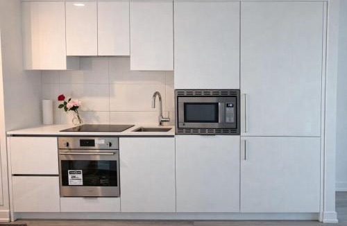 Grange Park Apartment | Stylish Downtown 1BR City View Near UofT & Subway