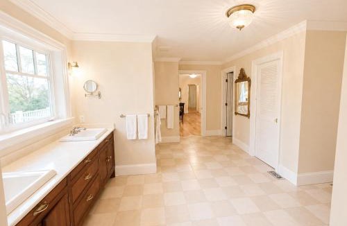 Thornhill House | Cozy 1-Bedroom Stay in a Shared Home