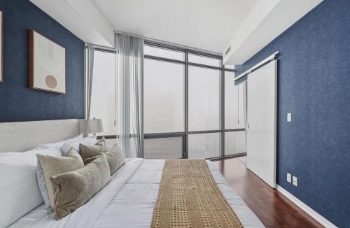 Bay Cloverhill Apartment | Designer Bay Street Condo Sleep 6