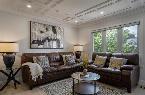Willowdale Apartment | Luxury Toronto Stay with BBQ, Gazebo, Games & Parking