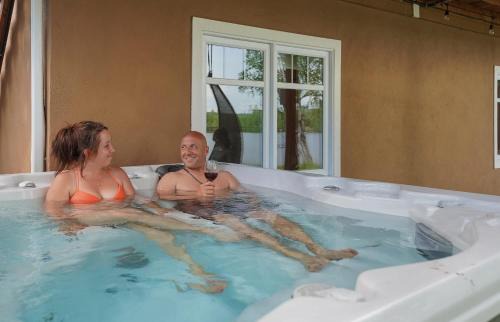 La Minerve Ski Chalet | Domaine Waterfront Spa Near Mont-Tremblant