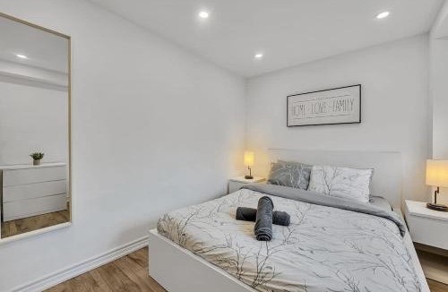 Downsview House | 5BR North York Home - Sleeps 11 - Parking