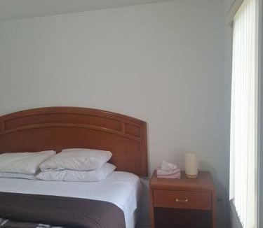 Thorncliffe Park House | King Bed Room with Private Bath and Free Parking - 20m to Downtown Toronto