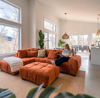 Lac Superieur Village Villa | Chalet Boreä - Private Spa, Sauna and Fireplace - 5 Min to Tremblant