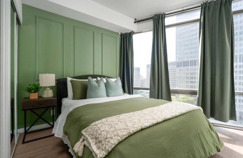 Bay Cloverhill Apartment | Large 2BR on Bay Street 4 Beds with Balcony