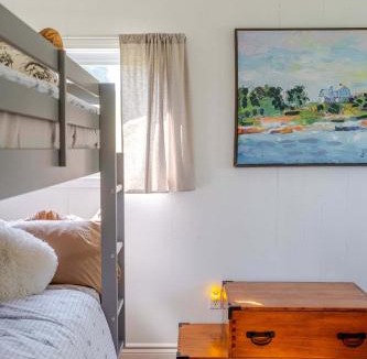 Adolphustown House | Hay Bay Hytte - Waterfront Cottage