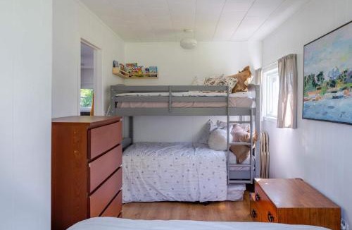 Adolphustown House | Hay Bay Hytte - Waterfront Cottage