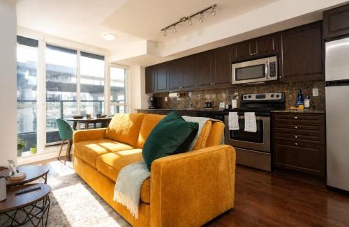 CityPlace Apartment | Downtown Cozy 1BR Condo - Pool & Hot Tub, Ideal for longer stays