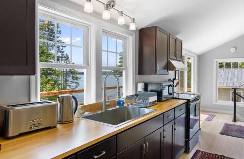 Waldoboro House | Newly-built waterfront home with fast WiFi, furnished deck, & washer/dryer