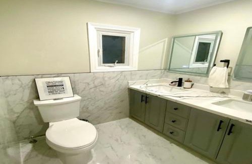 Norland House | Pines Bay Waterfront cottage with Hot tub!