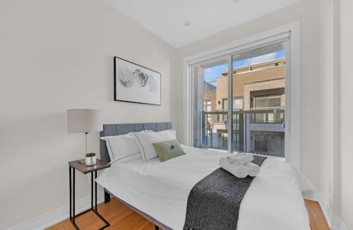 North York Apartment | Luxe Toronto Townhome, Rooftop Terrace, Parking