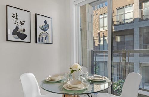 North York Apartment | Luxe Toronto Townhome, Rooftop Terrace, Parking
