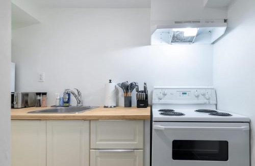 Trinity - Bellwoods Apartment | Modern Basement Suite Heart of Ossington