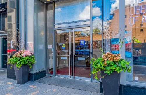 Bloor-Yorkville Apartment | Modern 1BR with Breathtaking Yorkville View